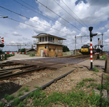 842191 Gezicht op het seinhuis annex brugwachterspost aan de Nieuwe Wetering op het emplacement van het voormalige ...